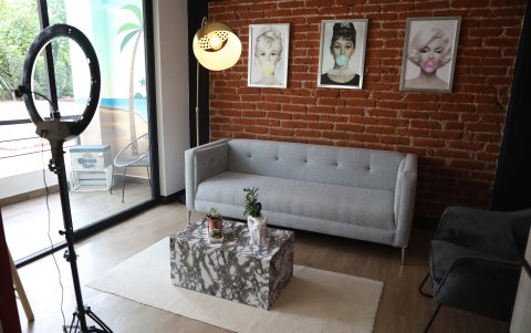 CIUDAD DE MÉXICO. Una habitación con neones o una terraza soleada son algunas de las opciones que los amantes de los selfis pueden encontrar en el primer espacio diseñado para crear contenido.