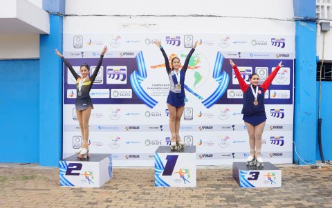 Las patinadoras en uno de los tantos podios que ocuparon.