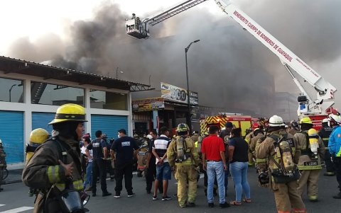 Incendio ocurrido hace unos minutos en el centro de la ciudad, en la avenida Quito y calle Manabía