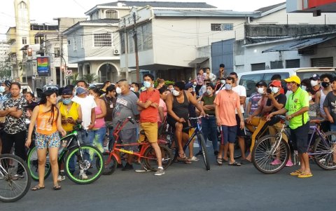 Decenas de habitantes permanecen en el lugar donde ocurrió el incendio.
