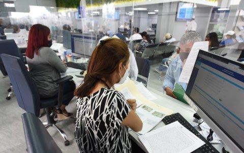 Funcionarios municipales, en la ventanilla universal.