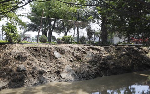 Hecho. Al menos 70 casas se han visto afectadas con grietas en las paredes traseras.