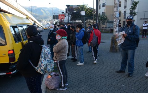 En los exteriores de las terminales, usuarios esperaban ansiosos a las unidades que no laboraron.