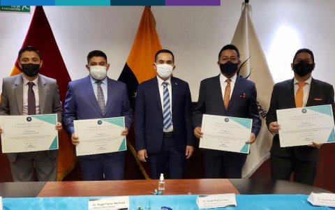 El defensor público Ángel Torres, junto a representantes de los consultorios con sus certificados.