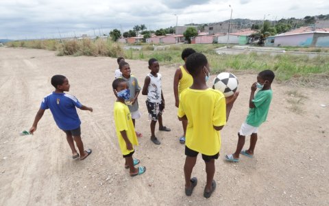 Estos son algunos de los niños, entre 8 y 12 años de edad, que practican futbol con Salvatierra en Socio Vivienda, espeando tener un futuro mejor.