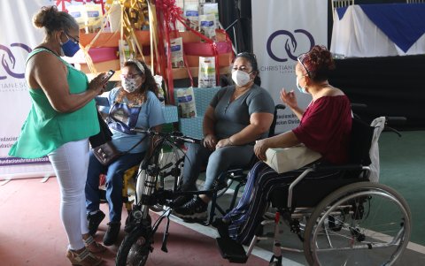 Sanda Parraga, en el centro de la foto, en su nueva silla de ruedas eléctrica, donada por la fundación Christian Escobar.