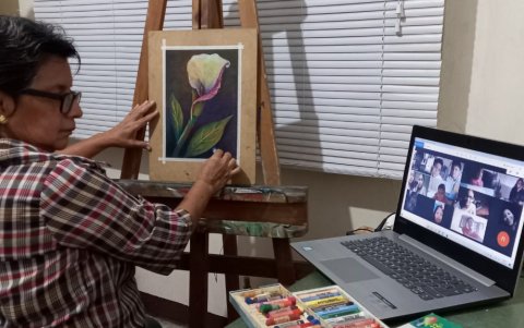 Janet Alejandro se las ingenió para llegar a los estudiantes con su clase de pintura.