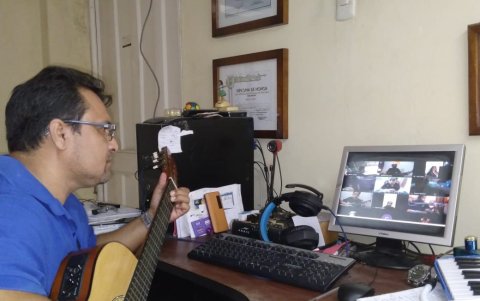 César León está atento a la correcta ubicación de dedos y manos de sus estudiantes.