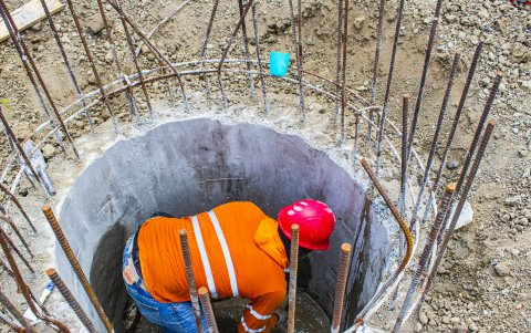 Los trabajos incluyen la colocación de tuberías, construcción de colectores y cámaras sépticas.