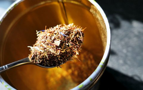 Beber agua o té de hierbas ayuda a eliminar las piedras