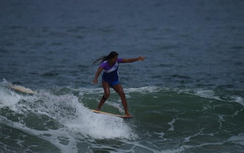 Fanny Villao muestra su destreza sobre las olas.
