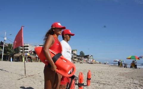 Fanny también trabaja como salvavidas en Montañita.