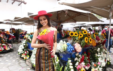 Nikole en la plaza de flores