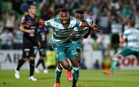 El extremo Ayrton Preciado tiene a opción a quedarse y tener nuevamente su lugar en el Santos si recupera al 100% de su lesión.