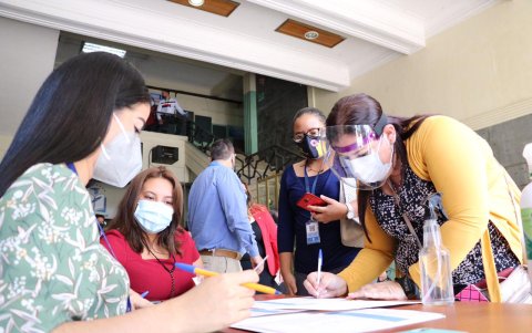 Los convocados al concurso de méritos y oposición de la Universidad de Guayaquil se registran.