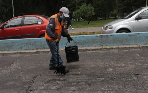 Trabajo.La gravilla que se coloca debe estar a 140 grados para que se adhiera al asfalto.