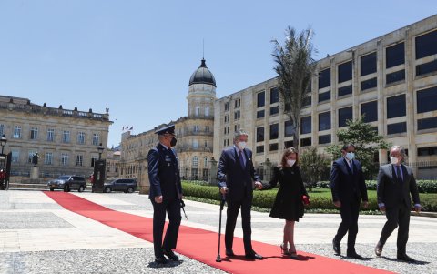 En este look de María de Lourdes de Lasso en Colombia hubo tres errores, según Teresa Valencia. El primero el largo de la falda, además el color de la cartera y los zapatos abiertos.
