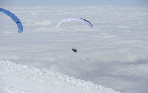 El regreso en parapente fue el broche de oro para la aventura del paratleta.