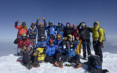 El Zuko junto a sus amigos montañistas en la cumbre del volcán Cayambe.