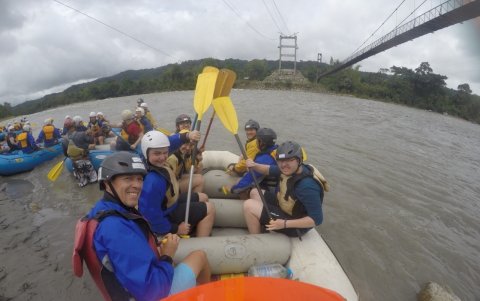 Recorrido. Víctor Riera (primero a la izquierda) sonríe en una de sus salidas en febrero del 2020.