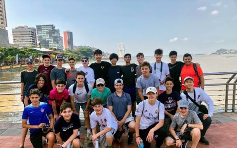 Guayaquil. Javier Castro, de rojo a la derecha, con un grupo de turistas.