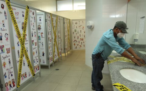 En el colegio Alemán Humboldt se han colocado señaléticas para que el alumnado sepa cuáles son las áreas no permitidas.