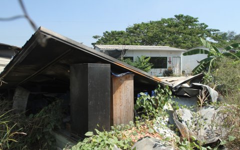 Desde el año pasado, el techo de la Unidad Educativa Dolores Cacuango, ubicado en Las Orquídeas, permanece desplomado..