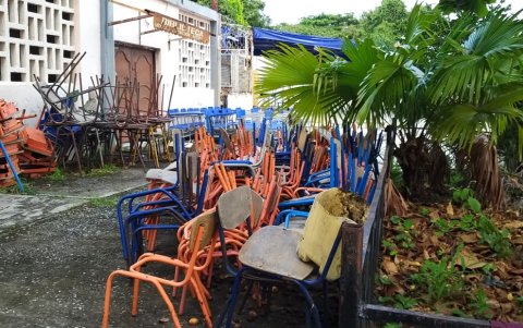 En el colegio fiscal Eloy Alfaro, ubicado en la ciudadela 9 de Octubre, sur de la ciudad, el mobiliario escolar permanece en el patio.