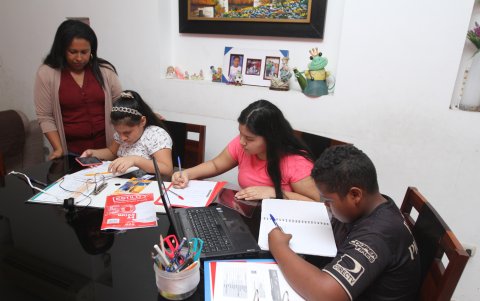 A veces, ni los padres saben cómo guiar a sus hijos para que desarrollen las tareas que el profesor les envía a sus hijos por Whatsapp.