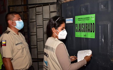 Clausuran un negocio en General Villamil Playas por irrespestar el estado de excepción y generar aglomeraciones.