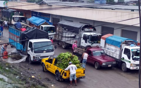 Las calles se llenan de camiones prácticamente todo el día. La ciudadanía pide ayuda para vivir con más orden.