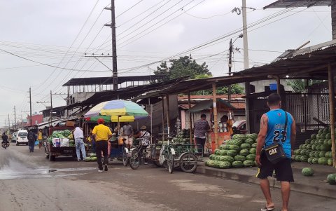 En el sitio, los peatones se ven obligados a caminar sobre la calle. Las veredas están siempre ocupadas.