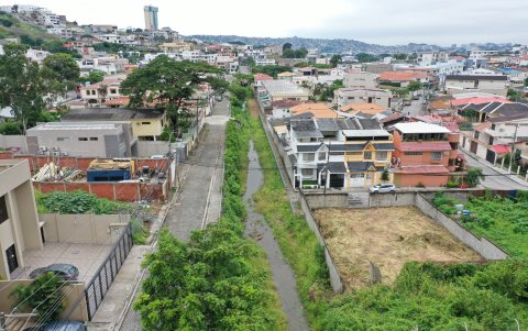 El canal está ubicado al pie de la calle Guayasamín. La zanja divide la ciudadela Cumbres Bajas  de Los Ceibos, de Santa Cecilia.