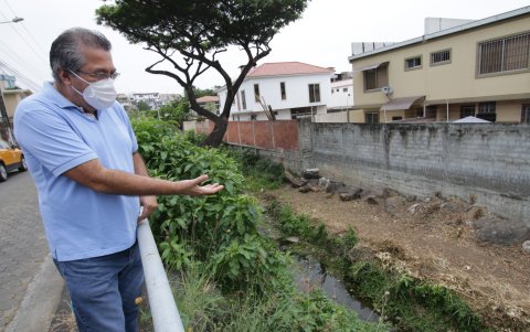 Con indignación el residente Raúl Falquez muestra el estado en el que se encuentra el canal.