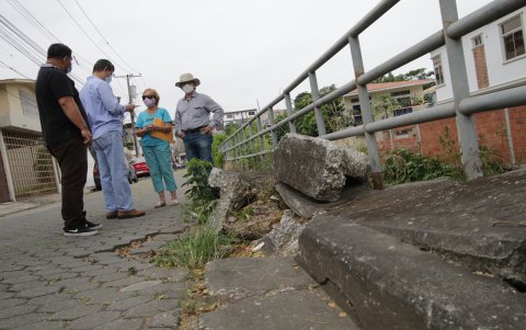 Este es apenas uno de los daños que es visible en la calzada.