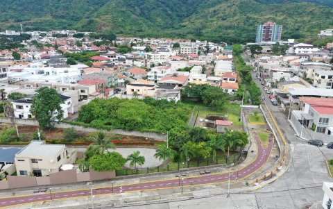 En la imagen es posible observar el parque lineal de Las Cumbres. Apenas una puerta los separa de Cumbres Bajas, pero en este vecindario la obra no continúa.