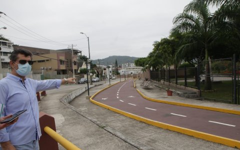 El residente Iván Cuestas muestra el parque lineal del vecindario aledaño al suyo. Él anhela que un panorama similar.