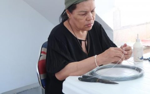 Minerva es muy hábil con sus manos, con las cuales le da forma a los ganchos colgantes de las piñatas.