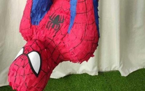 Los precios varían según el pedido. Una piñata de 50 centímetros cuesta $ 10 y una en 3d vale $ 25.