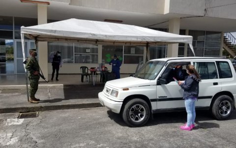 La inyección a los usuarios se les pone sin que se bajen de los autos en los que llegan.