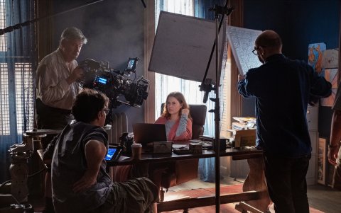 Amy Adams durante el rodaje, con la cámara de Craig Haagensen y el director Joe Wright.