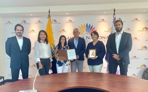 El 7 de mayo en la Casa Legislativa de la Asamblea Nacional se realizó la entrega de la condecoración.