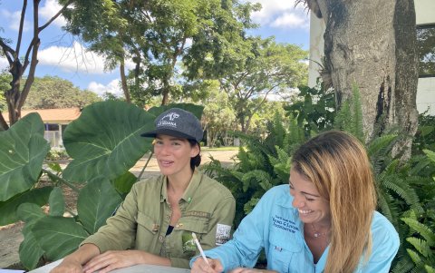 Andrea Fiallos, directora de la Fundación La Iguana y Andrea Ollague de la Fundación Young Living, firmaron un acuerdo para emprender el proyecto.