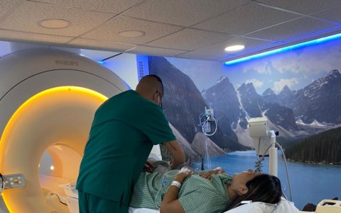 Durante los respectivos exámenes antes de ingresar al quirófano.