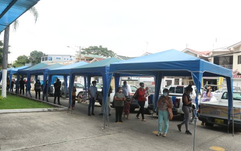 La fila fue larga en CNEL, en la sede del centro fue similar.