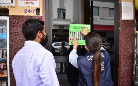 Una de las clausuras que se pusieron en Guayaquil el jueves por la noche, por no obedecer las medidas del COE cantonal vigentes para ese día.