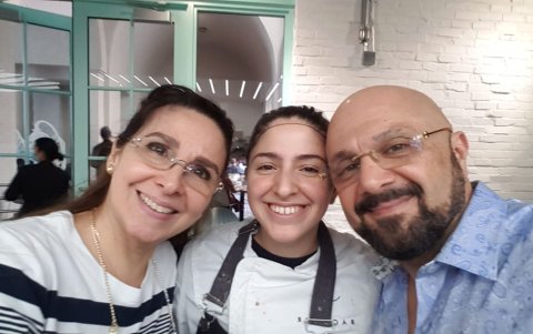 Retrato familiar con sus padres (Gina Burbano y Jorge Saade).