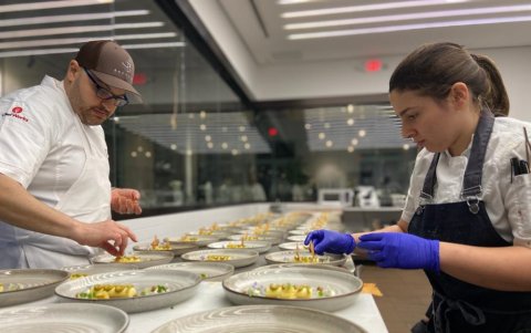 Samira y el chef Antonio Bachour en el proceso del emplatado final.