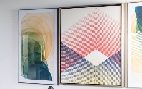 Oficina con colores vibrantes.