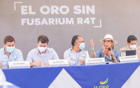 La prefecta del Guayas Susana González, durante su intervención, junto al ministro de Agricultura, Xavier Lazo, y los demás prefectos.